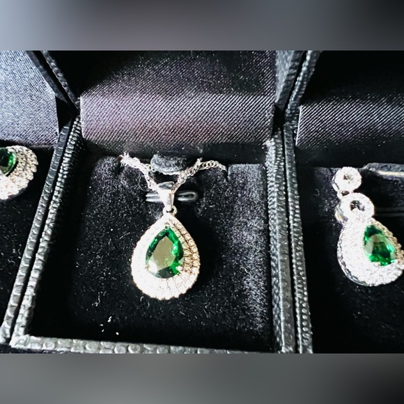 Gold Coast Platinum Plated Emulator Diamond & Emerald Necklace & Earring Set - Picture 4 of 8